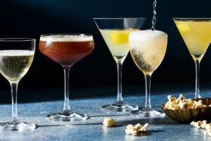 c564ba77-1d8e-4a0a-8dda-fcacf9268a5d-2022-0928_holiday-big-6_schott-zwiesel_full-bar-cocktail-glass-set_1x1_julia-gartland_353.jpg